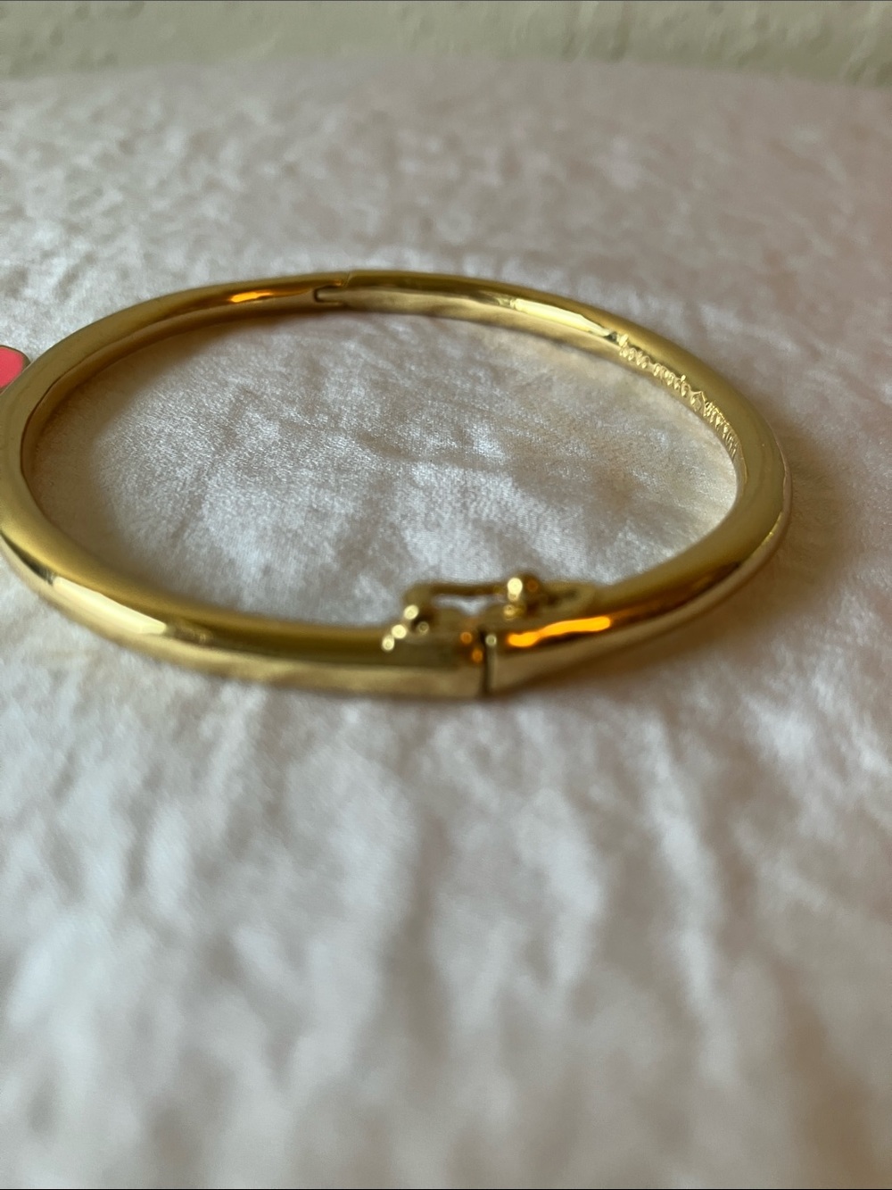 Kate Spade: Gold Tone “hot to trot” Bangle Bracelet- Coral Pink pendant- Hinge - Picture 7 of 9
